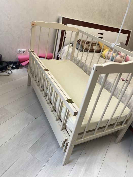 Детская кроватка с коробом, маятником, матрасом, креплением для балдахина