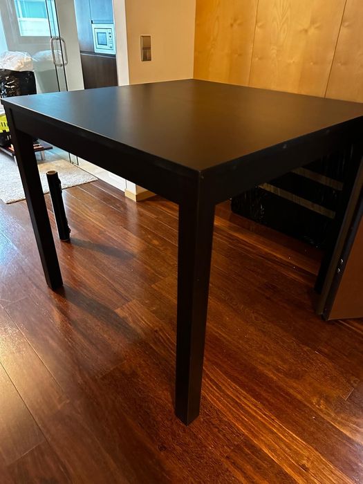 Vende-se mesa e 4 cadeiras Ikea Bjursta