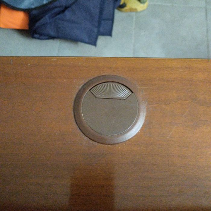 Móvel em madeira envernizada