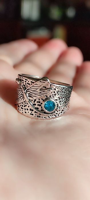 Srebrzysty pierscionek