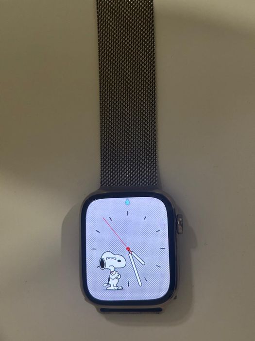 Apple Watch Series 8 GPS + Cellular 45mm Dourado com Loop Milanesa