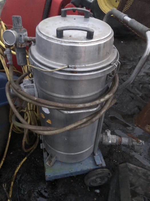 Zamiatarka odkurzacz przemysłowy