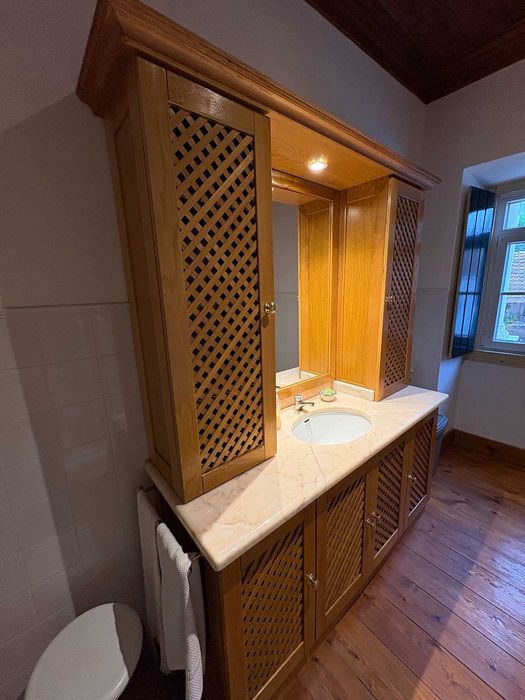 Móvel casa de banho em madeira maciça portas em treliça e tampo pedra