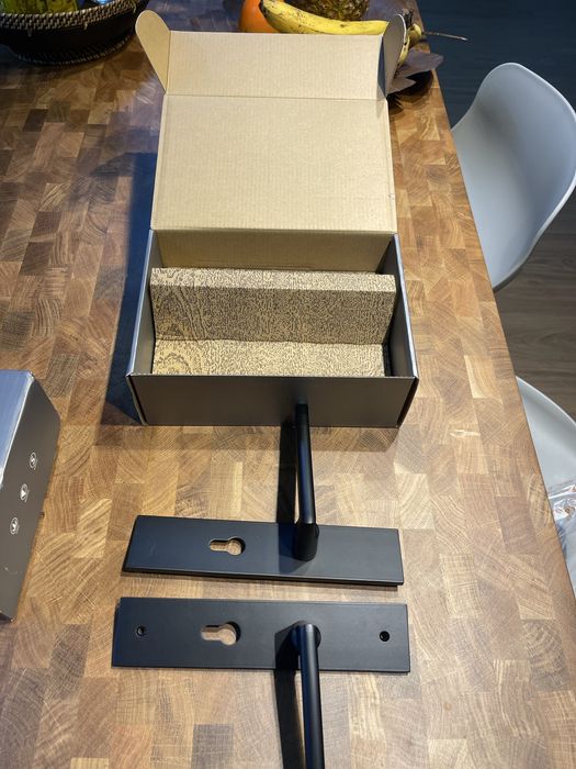 Fechadura preta, imponente e elegante