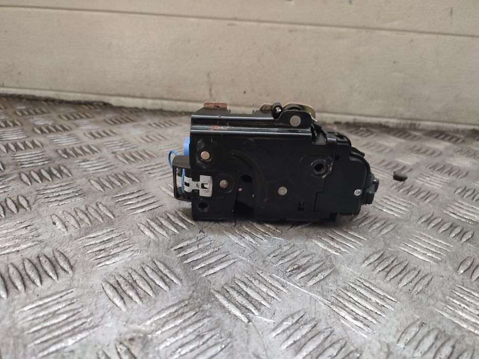 Volkswagen Passat B5 Golf IV zamek drzwi  lewy tył tylny