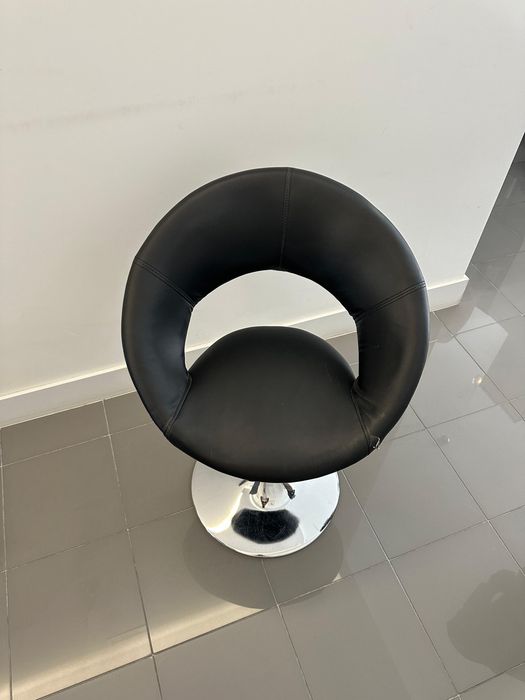 Banco/cadeira em preto, regulável e pé metálico
