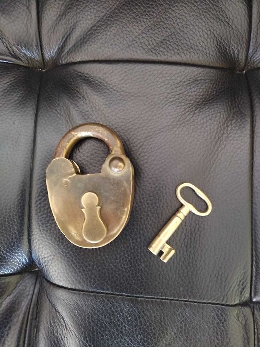 Cadeado século XIX. Completo com chave. Funcional.