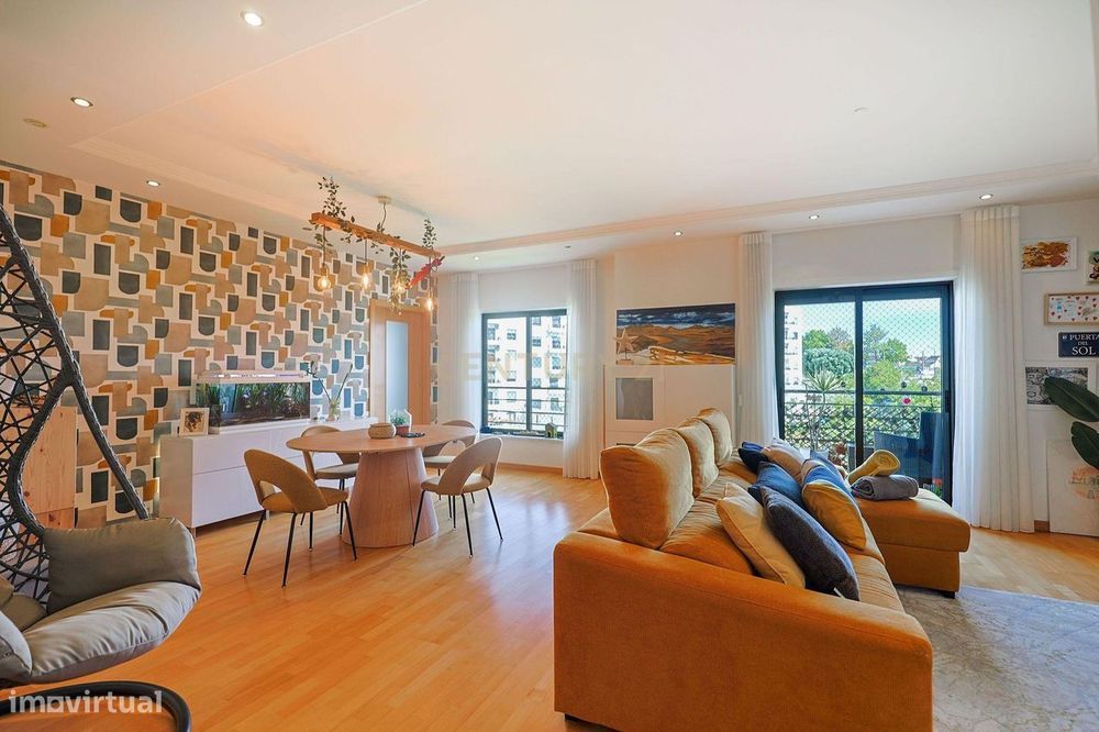 Apartamento T2 com Garagem, no Parque Luso em Corroios.