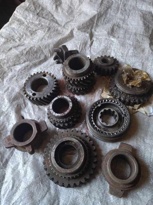 Шестерня и муфта КПП УАЗ на 2-х синхронну и прочее.