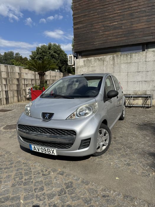 Peugeot 107 1.0 — 5 portas, económico e ideal para cidade