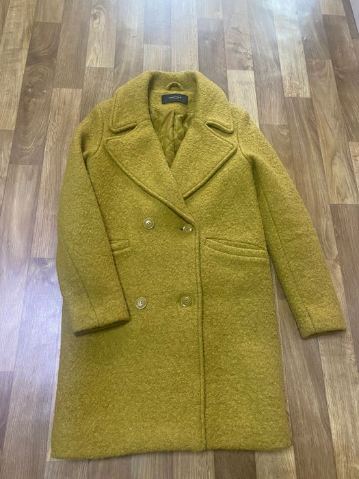 Стильне осіннє пальто з букле на утеплювачі бренду Reserved