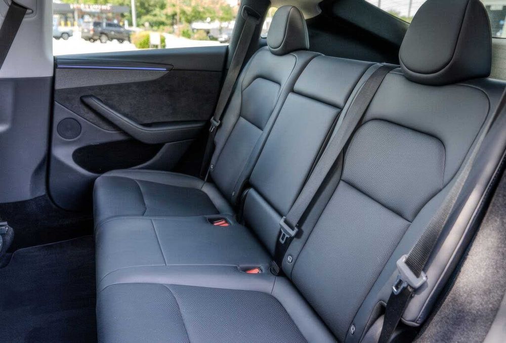 Tesla Model Y Long Range      2026