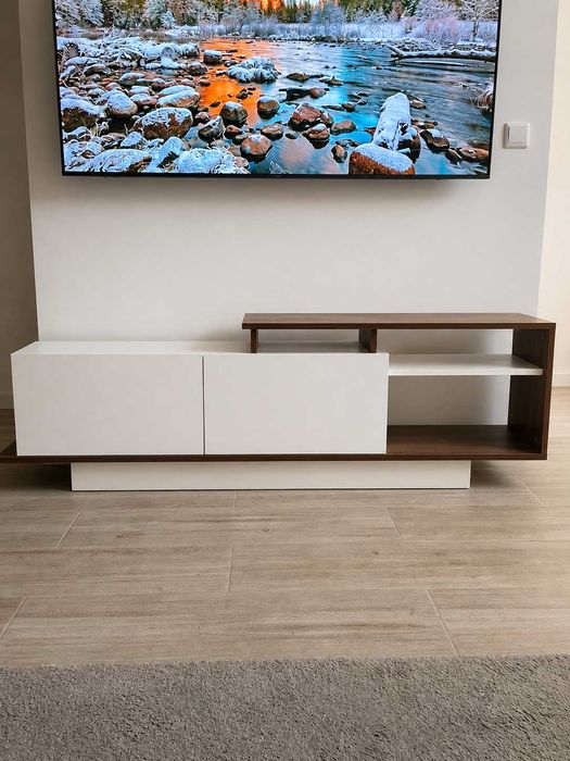 Móvel de TV moderno – branco e madeira
