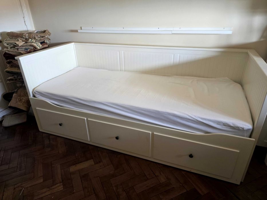 Cama divã HEMNES da IKEA.