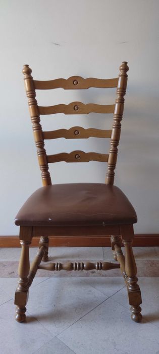 Cadeira em madeira e assento em napa/esponja