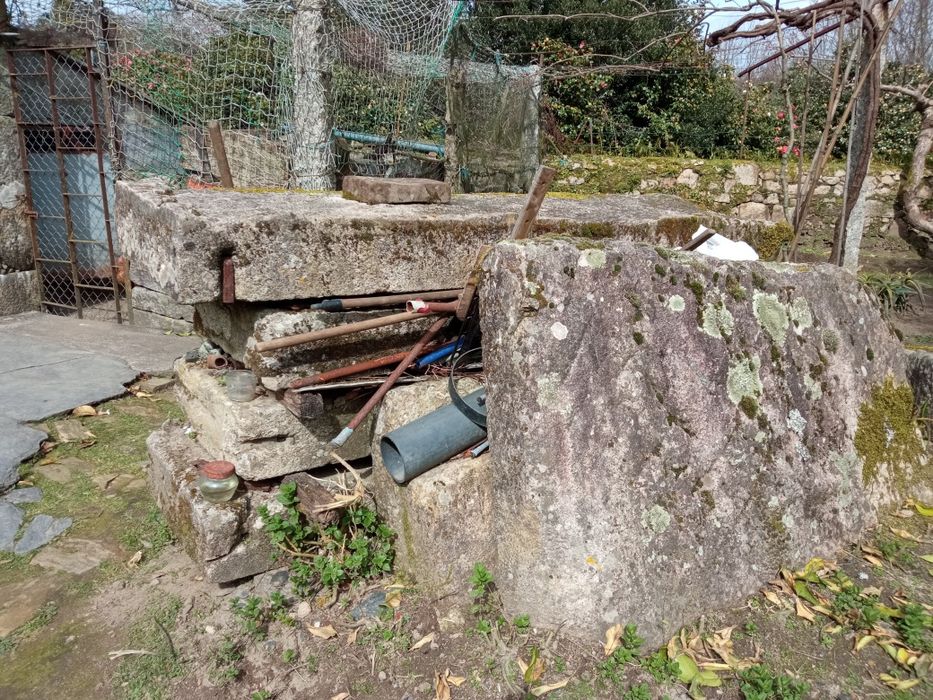 Lagar antigo de 4 pedras enormes com o chão e a pedra de prensa
