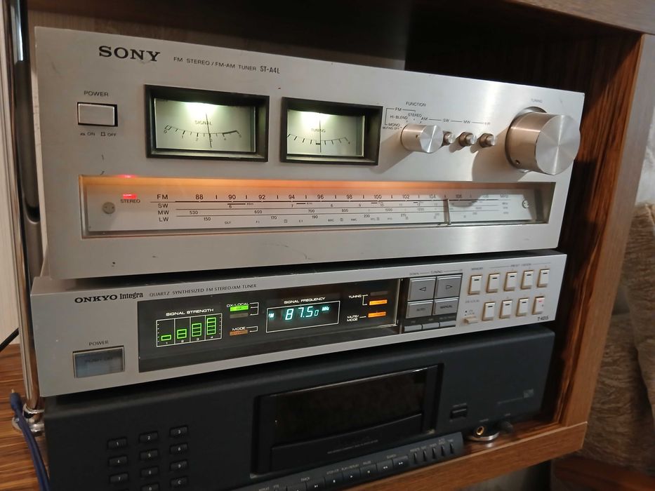 тюнер Onkyo Integra T-4015.