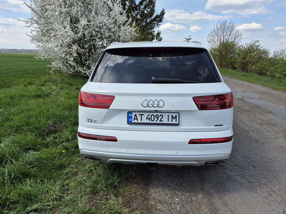 Audi  Q7                .