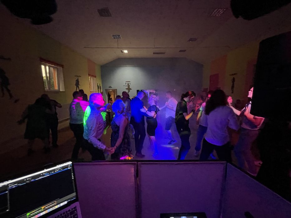 DJ Bart – Muzyka, Energia i Pełny Parkiet na Twojej Imprezie
