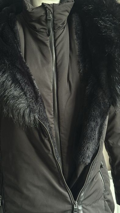 Czarna kurtka Zara elegancka zimowa kaptur futerko