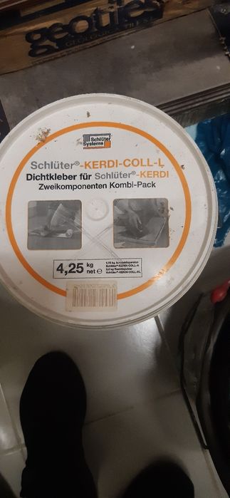 Vendo duas latas de isolamento para chão de base de duche e paredes