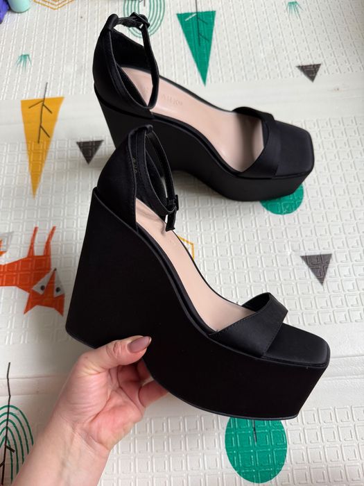 Босоніжки чорні на платформі 38 розмір сатин