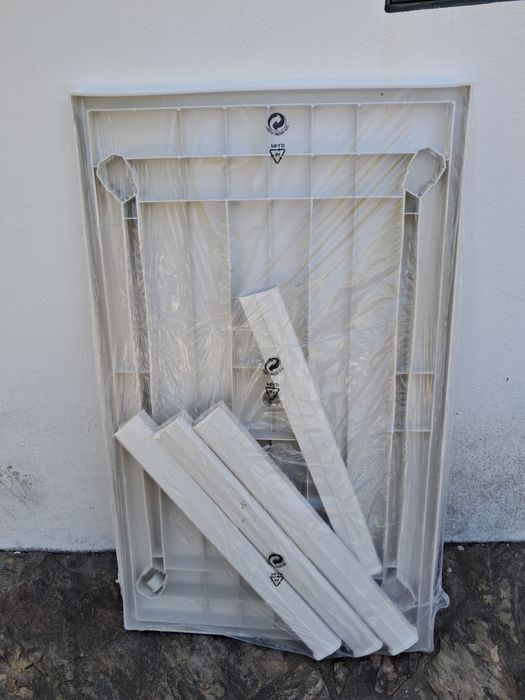 Mesa de exterior nova. Embalada. Nunca utilizada.