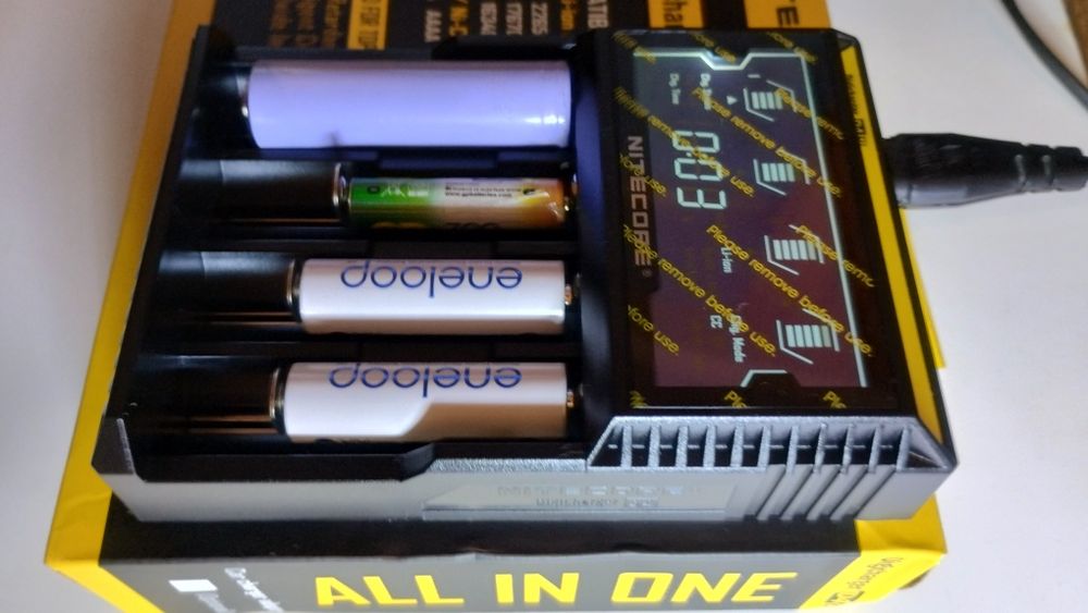 Заряднє Nitecore D4, Заряднє UM4,(оригінал) до 1500 ма макс, зарядне Li-ion Ni-MH/Ni-Cd,для АА, ААА, 18650, 21700