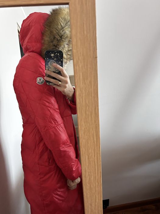 Czerwony puchowy plaszcz Moncler