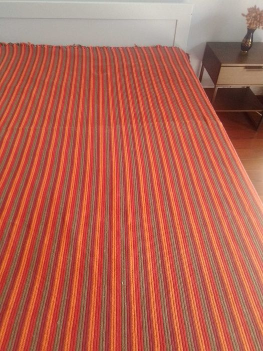 Mantas de cama individual e toalhas de mesa