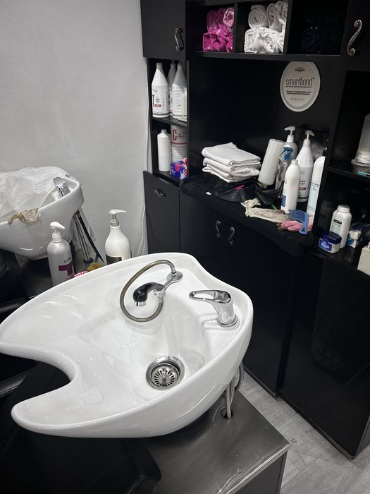 Movel de apoio as rampas de lavagem de cabeleireiro