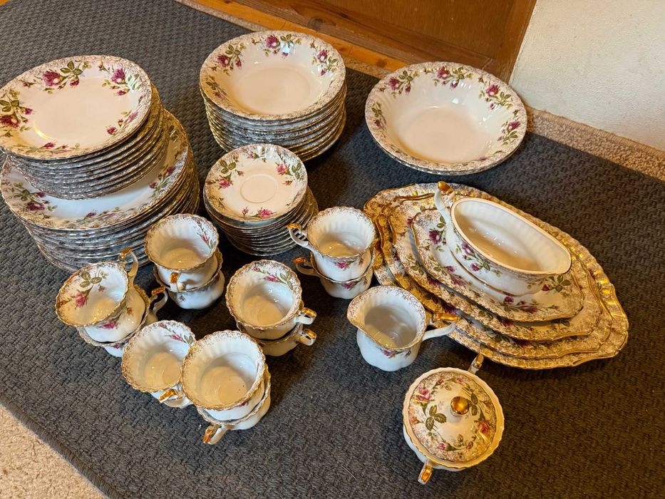 Zastawa porcelanowa Chodzież - 68 sztuk