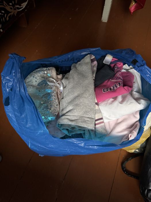 Віддам безкоштовно одяг для дівчинки 4-5-6 рочків