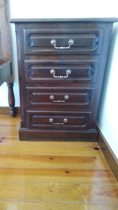 Cama,mesas de cabeceira,estrado pikolin,colchão pikolin, roupeiro.