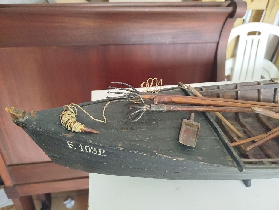 Grande e detalhado modelo de barco Avieiro com ferramentas de pesca.