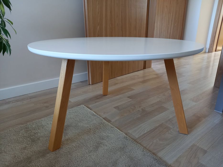 Biały stolik kawowy drewno