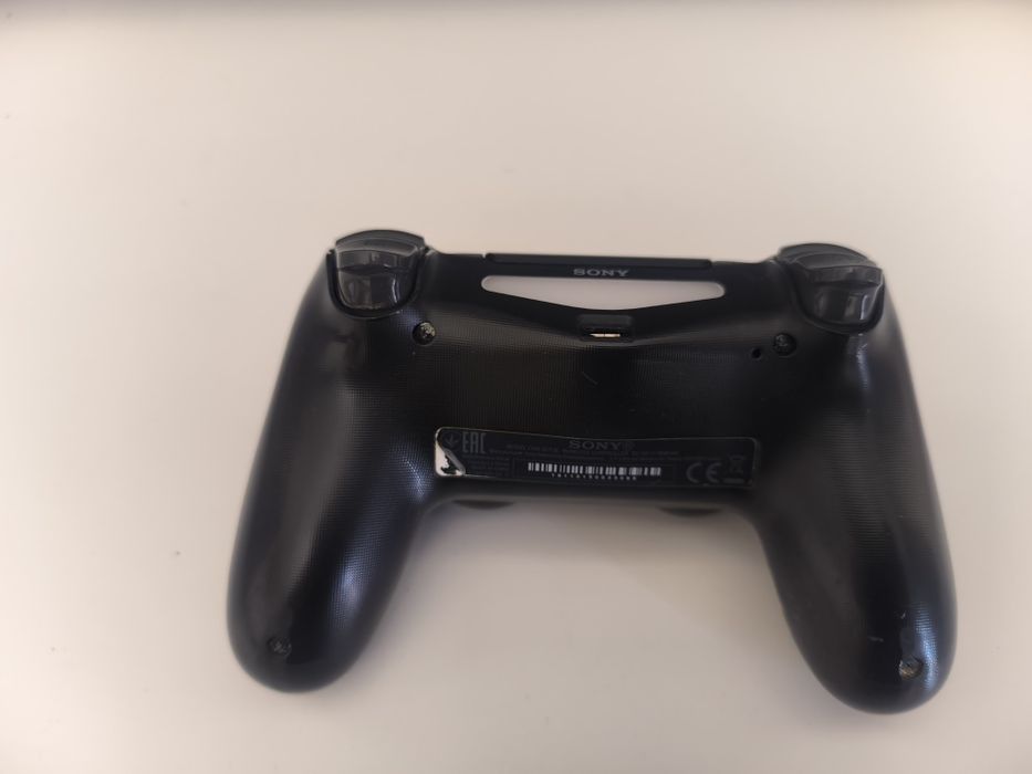 Versão PS4 Slim 500GB, 2 Comandos, 4 Jogos