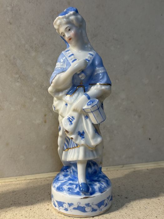 Lindo antigo par de figuras rococcó em porcelana europeia