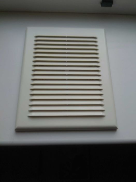 Вентиляционная решетка с защитной сеткой и двойным креплением175х215мм