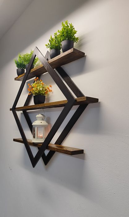 Prateleira/Floreira flutuante em forma de diamante.