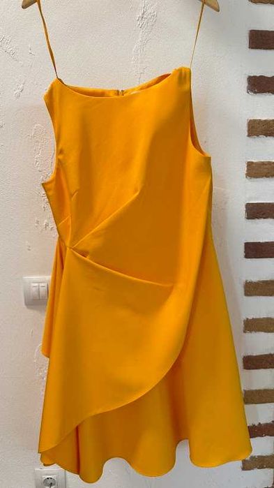 Вишукана літня сукня бренду COS, жовтого, сонячного кольору.