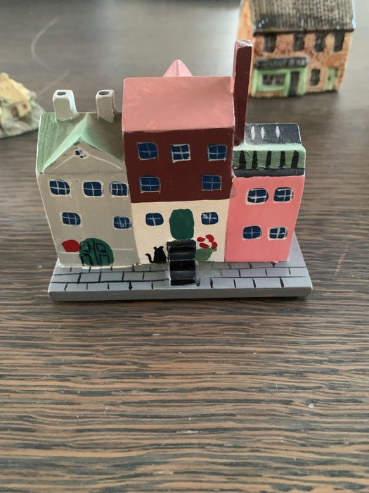 Casa em miniatura em madeira