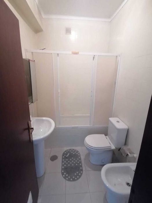VENDO/ALUGO T3 com boas areas  e terraço