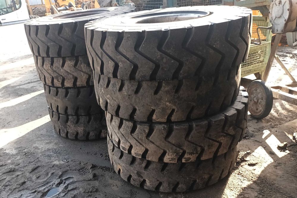 Koła do koparki Liebherr LM35 Timber. Stan idealny. Bridgestone.12R20.