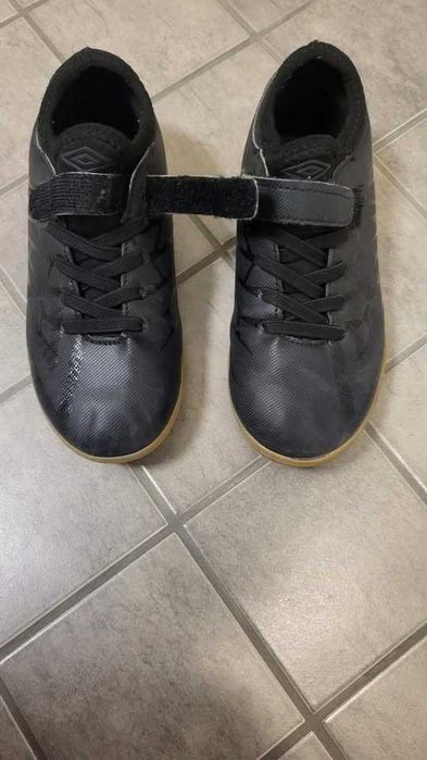 shoes / sneakers / soccer shoes (non-studded) size 29.5 Umbro
