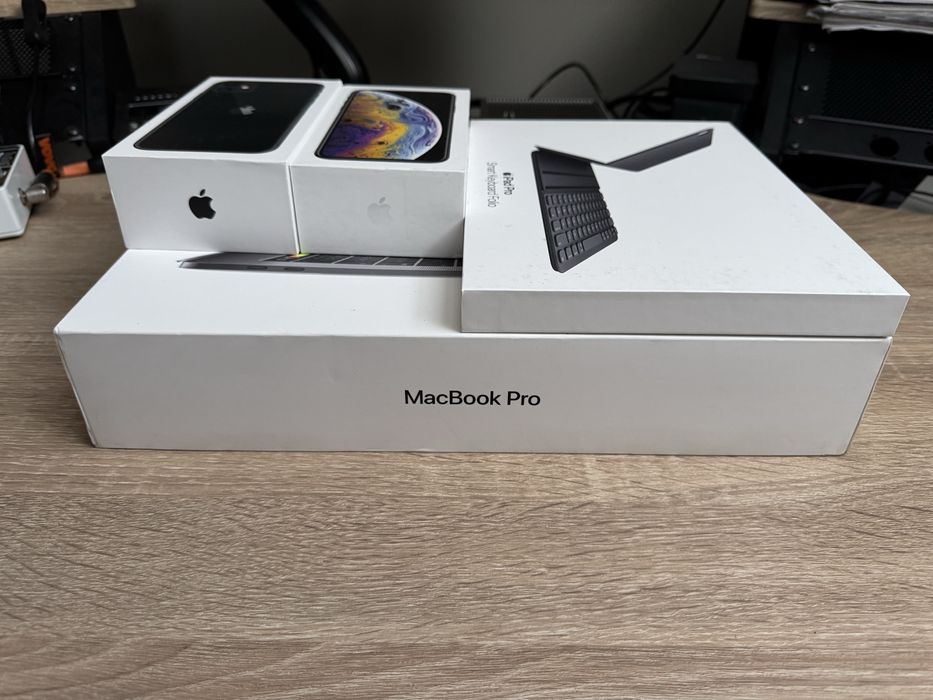 Caixas originais Apple — iPhone, MacBook Pro e Smart Keyboard Folio