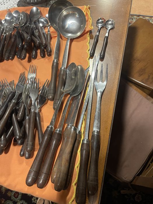 Faqueiro 298 peças com cabo de madeira