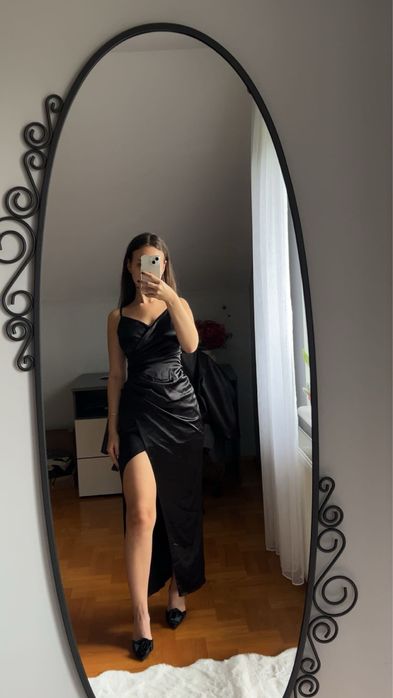 sukienka czarna elegancka na studniówkę