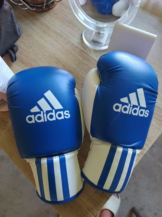 Nowe nie używane rękawice bokserskie adidas.