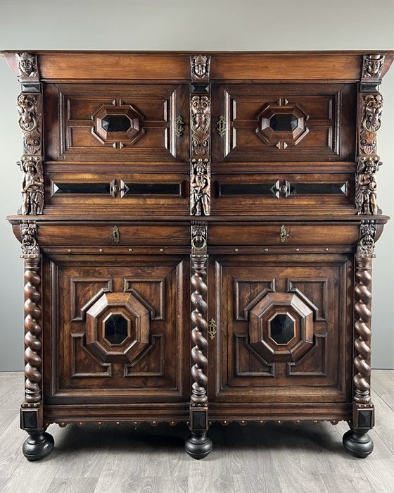 Антикварний буфет в стилі Неоренесанс